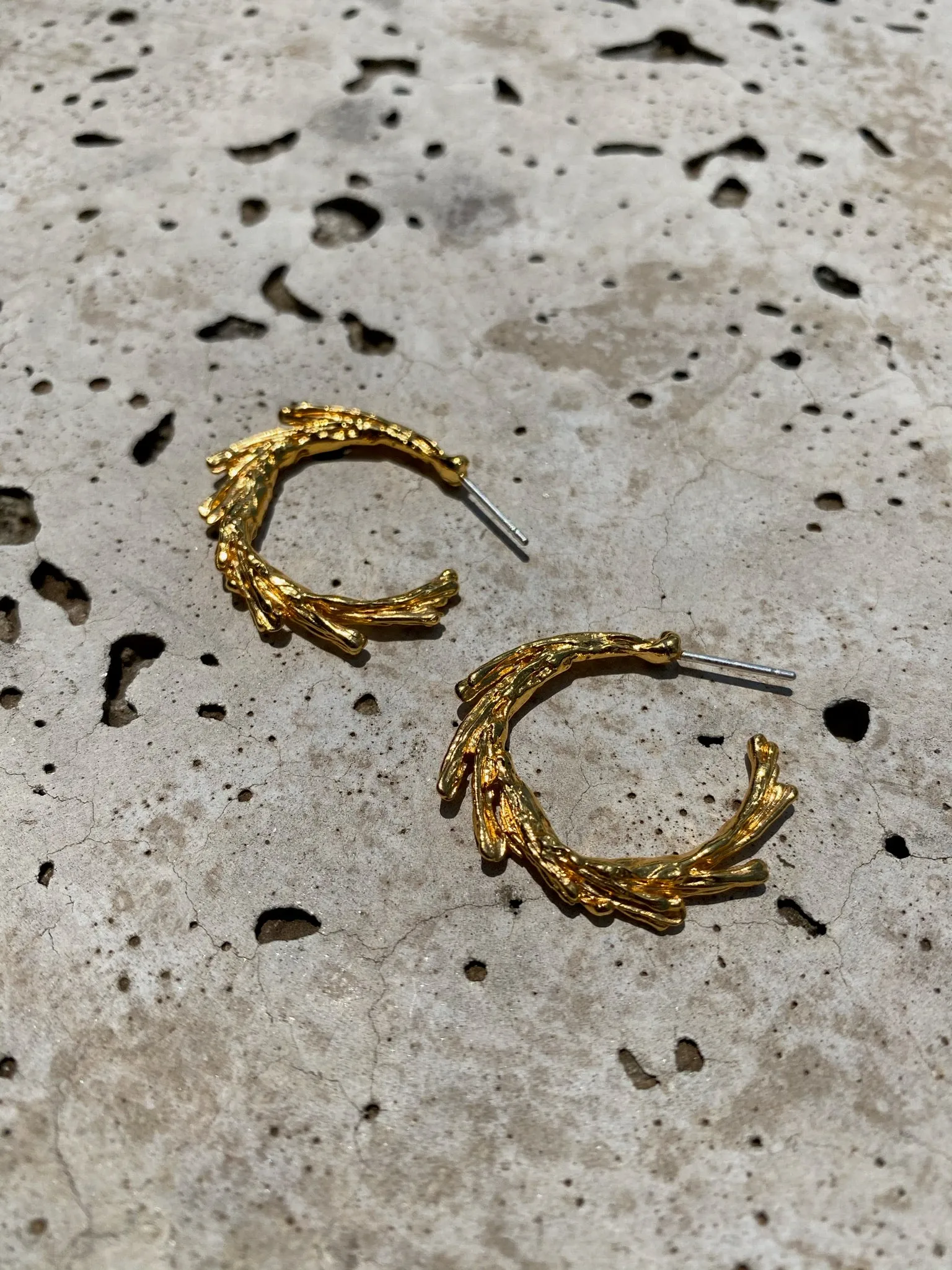 Small Quasar Hoops