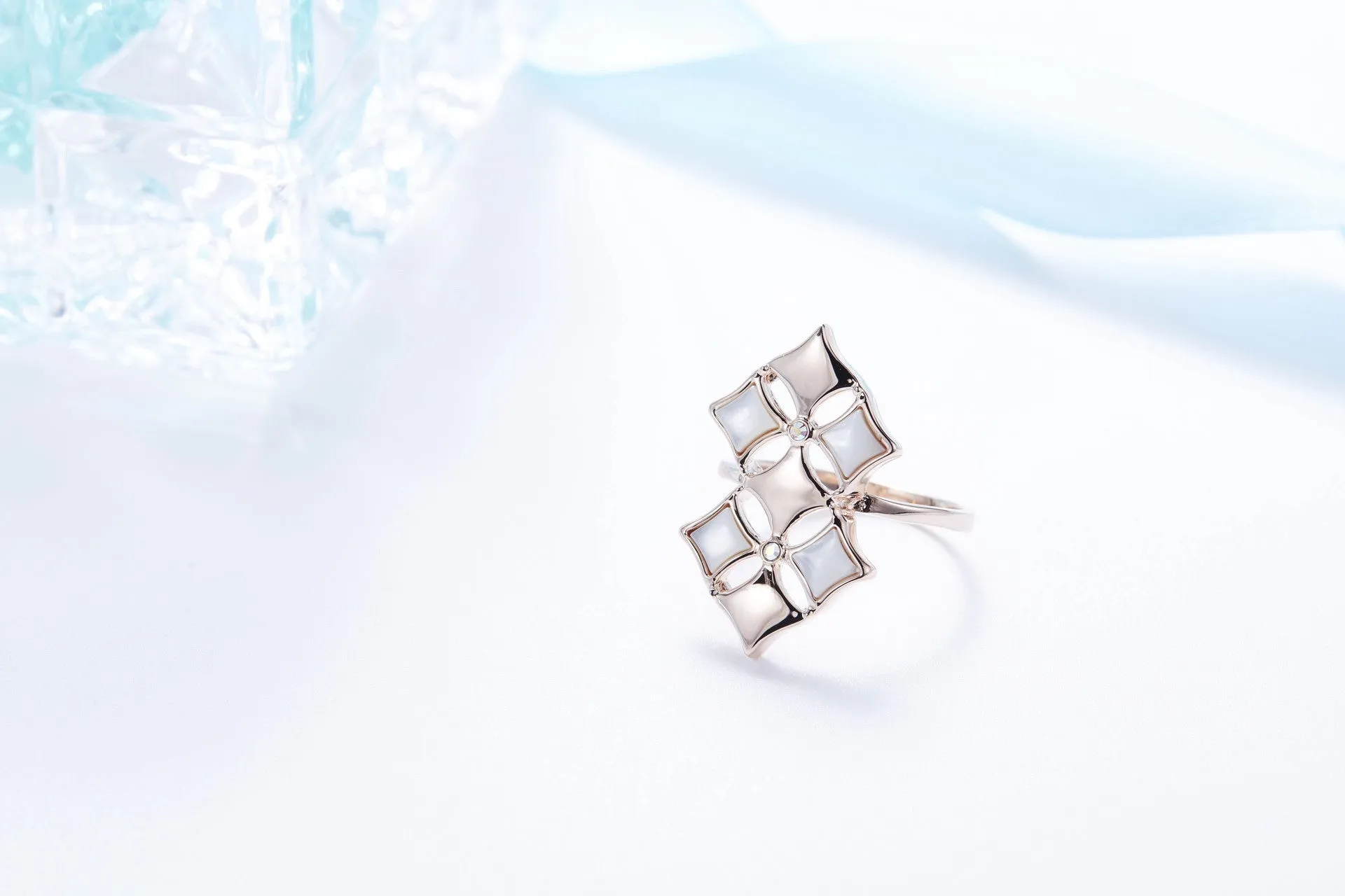 The golden two squares flowers ring