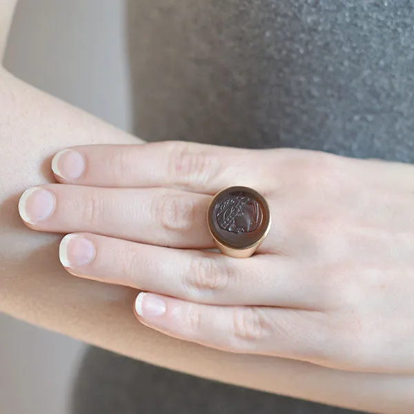 Victorian 10kt Carved Agate Intaglio Unisex Ring